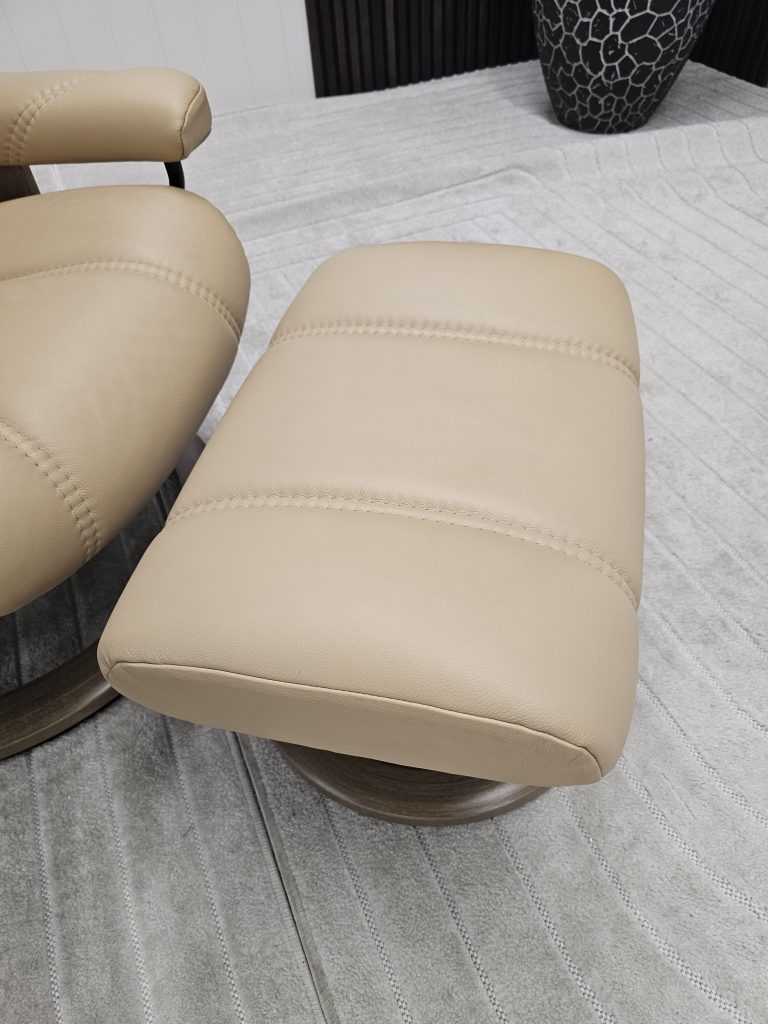 Stressless® Consul lenestol med krakk